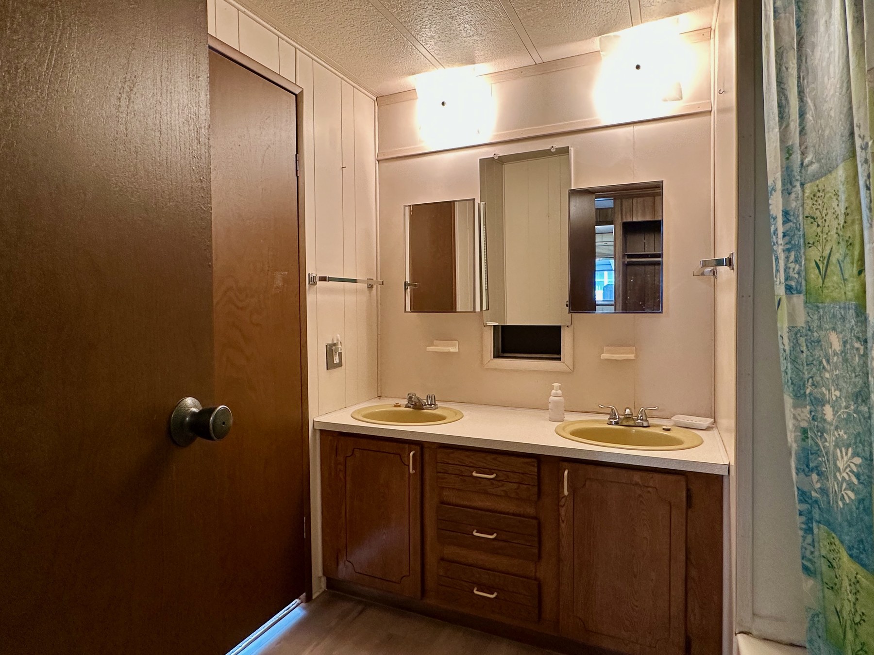 Five-piece bathroom in its current condition